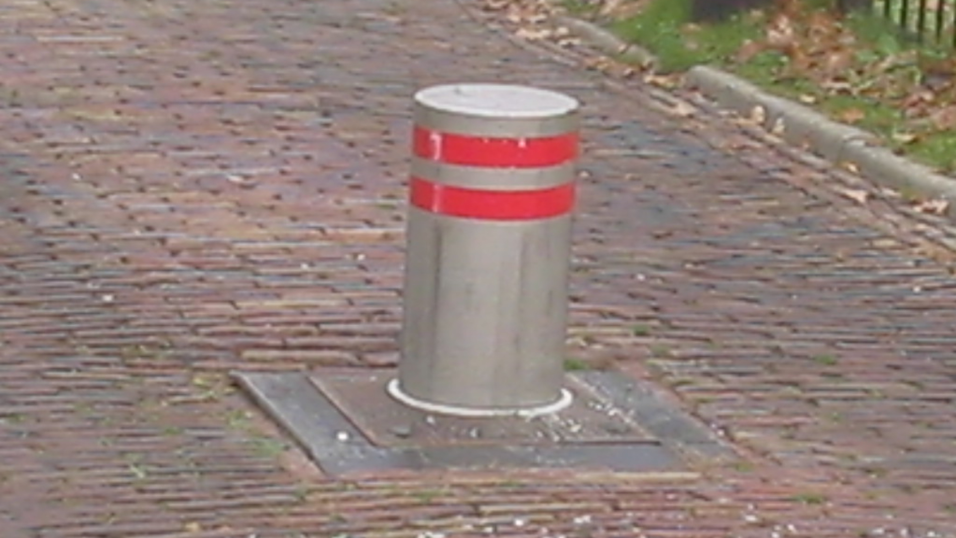 Kapot, duur en veel storingen: Houten vervangt palen door borden