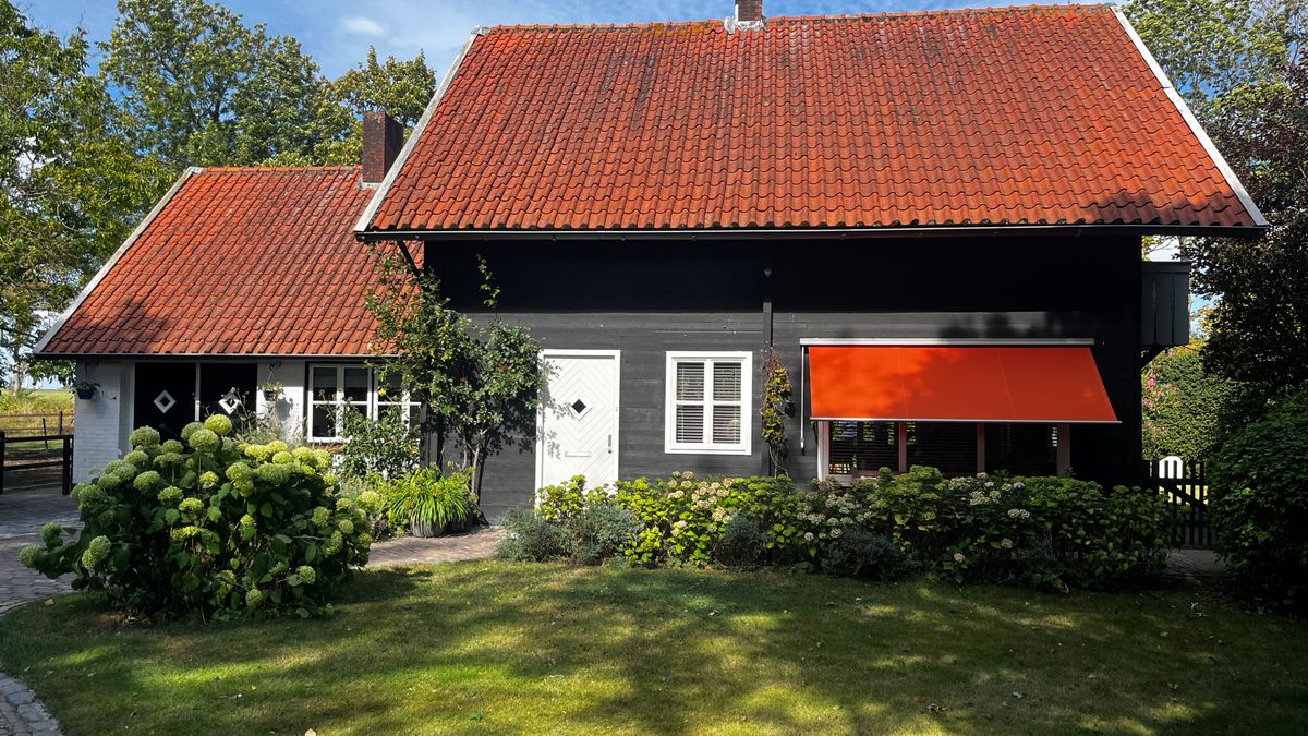 Het allereerste monumentenschildje hangt aan de gevel in gemeente Tholen (en daar komen er nog veel 