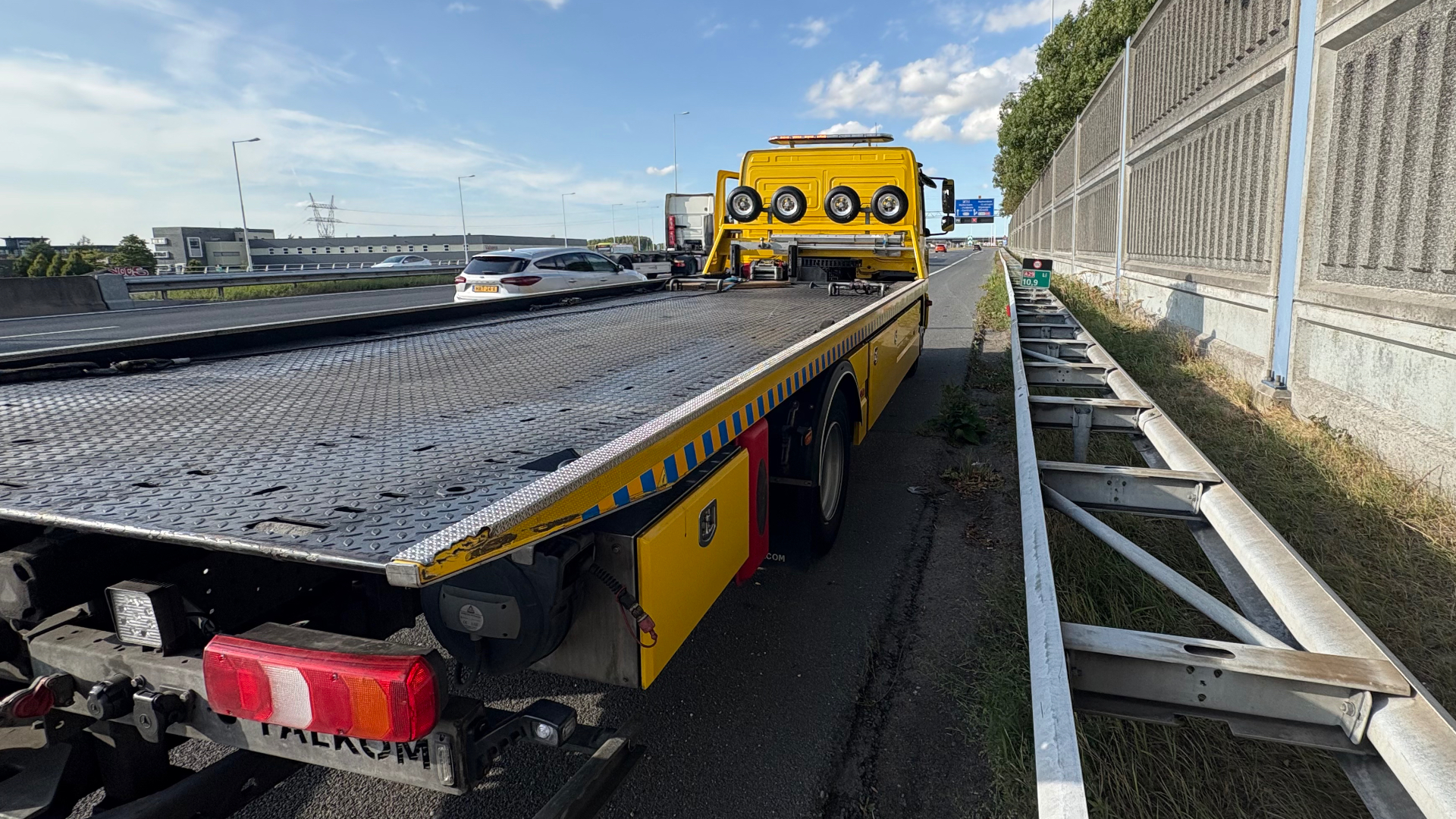Nog geen twintig seconden na het bellen met de verkeerscentrale is de rijstrook afgesloten en kan Bruce met zijn taak beginnen.