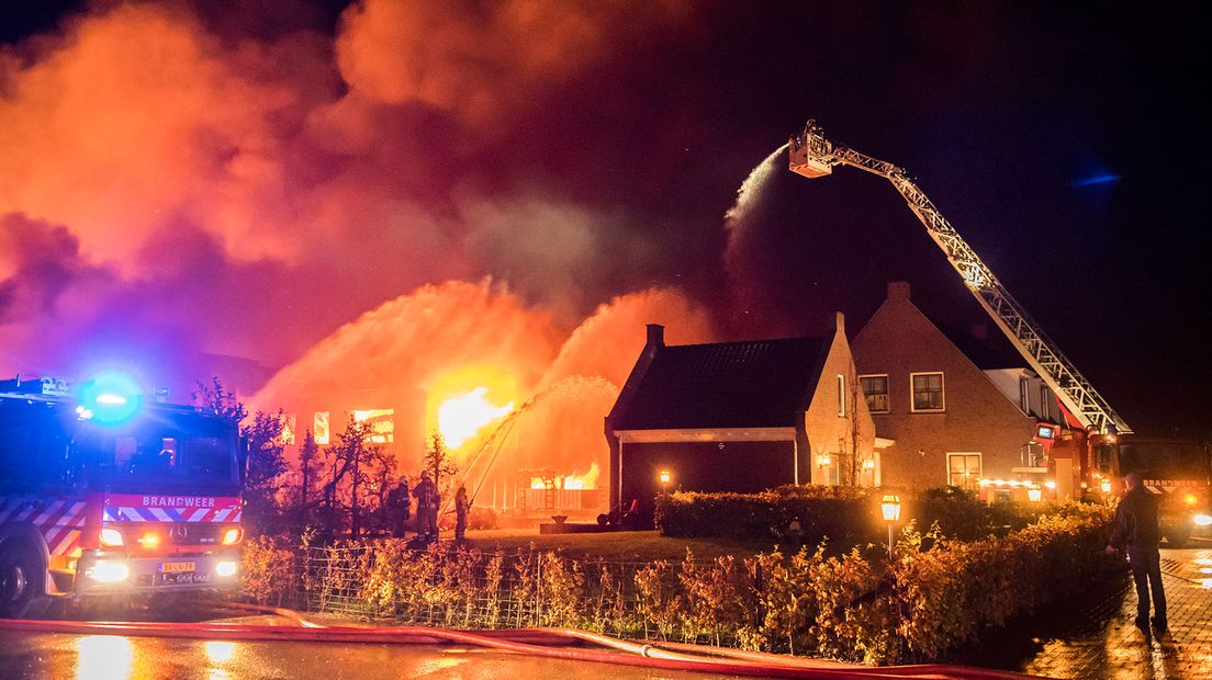 De brandweer wist vannacht te voorkomen dat de brand oversloeg naar een woning.