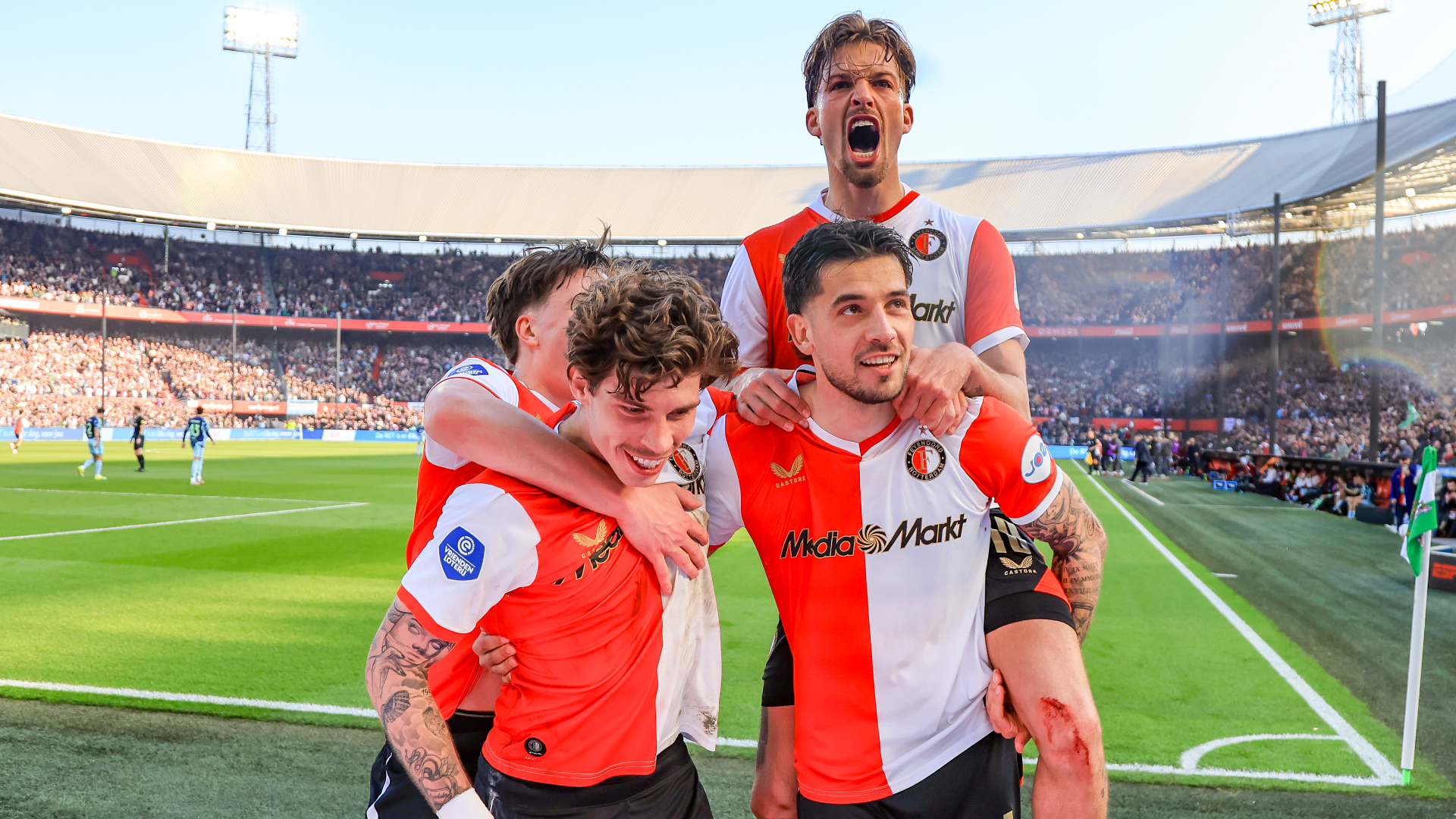 Jakub Moder viert zijn gelijkmaker tegen Ajax met zijn teamgenoten