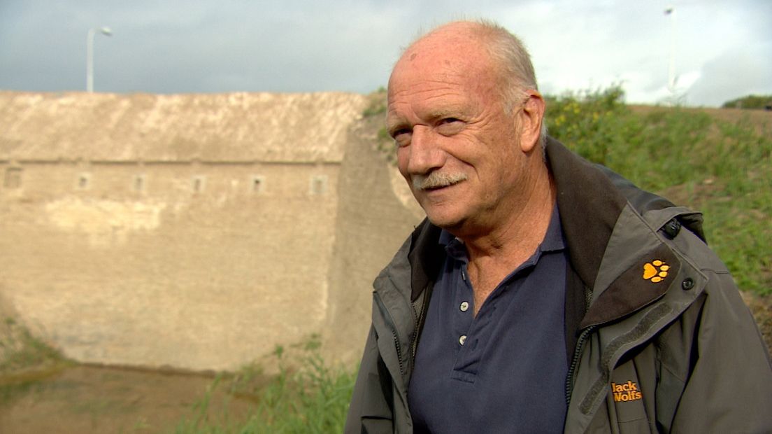Historisch geograaf Marc Buize in niet verrast dat de muur in zijn geheel onder het zand lag
