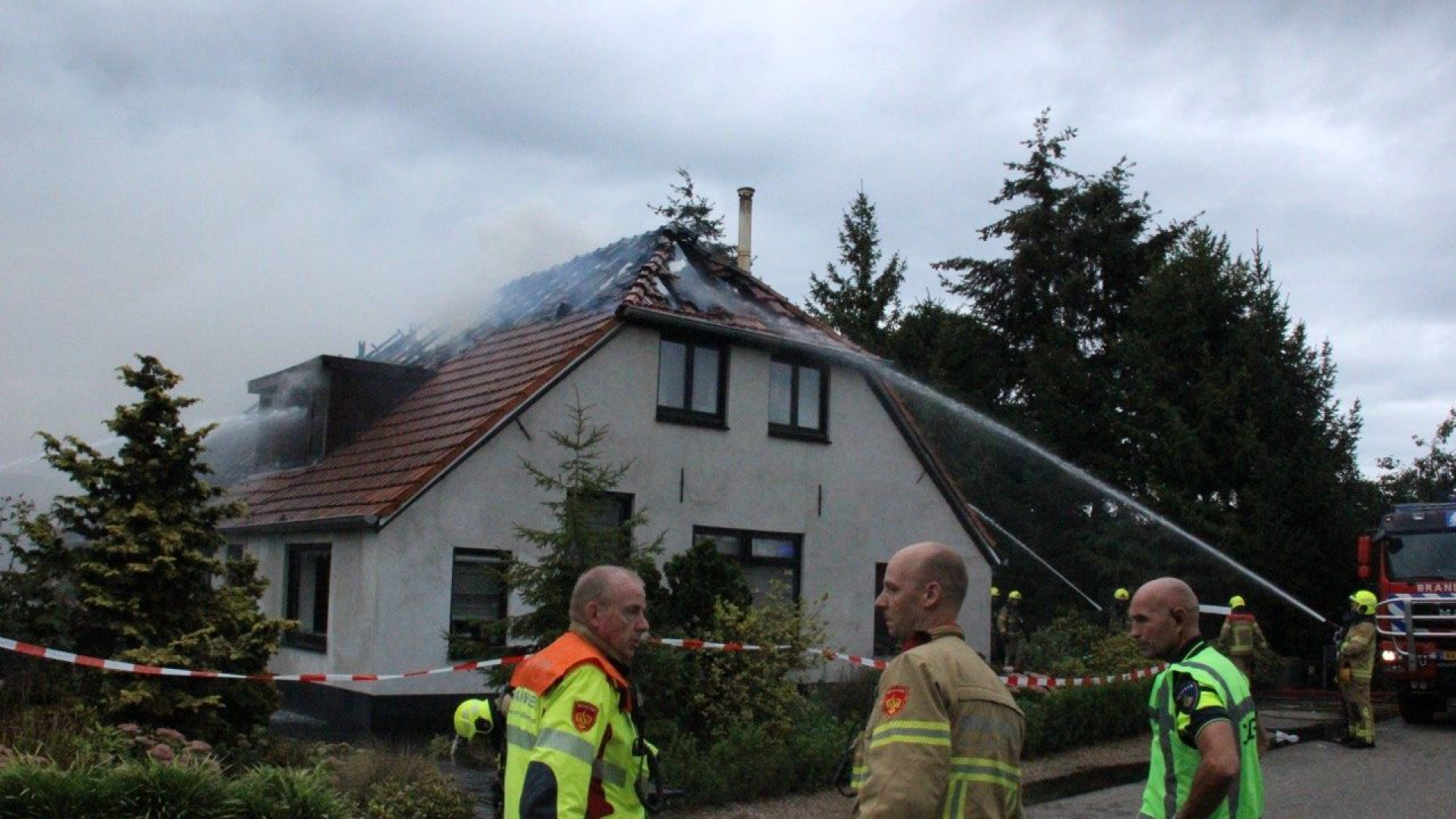 Brand woonboerderij • persoon onder corsowagen
