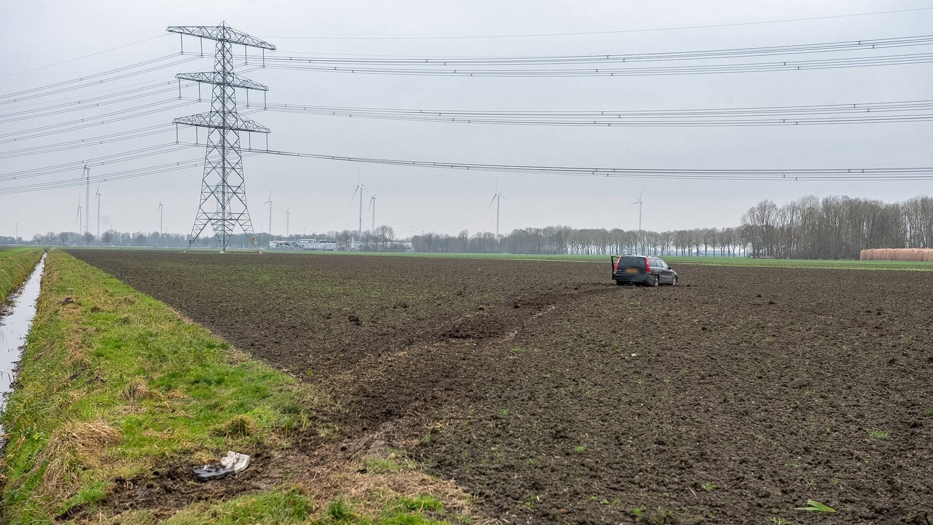 112-nieuws maandag 22 december: Automobilist belandt op akker in Scheemda • Twee gewonden bij ongeval vlak over grens.