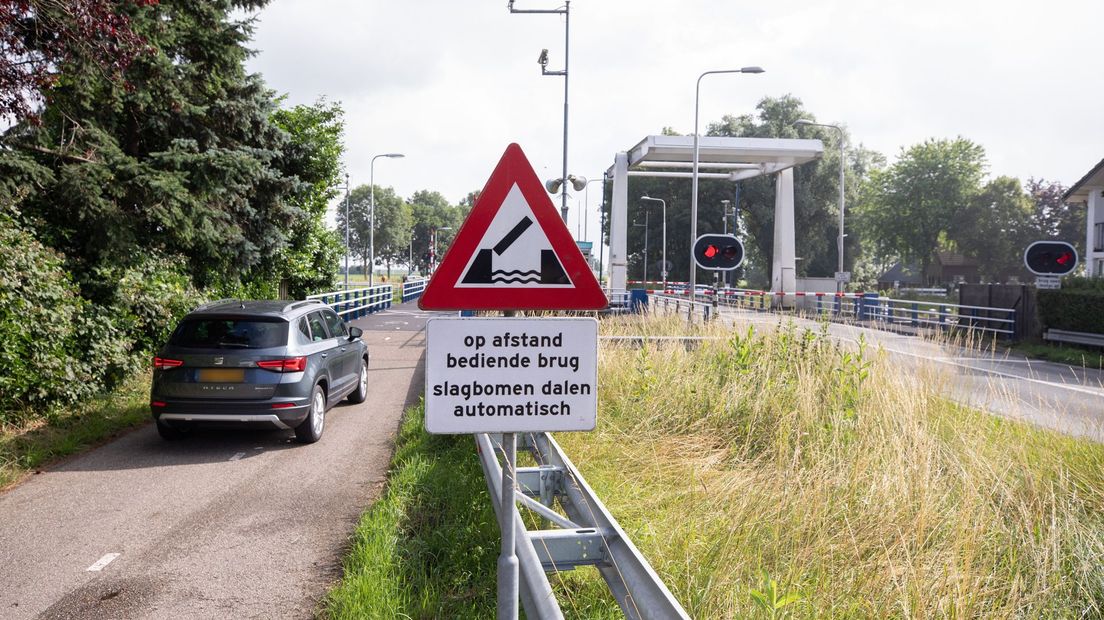 Autoverkeer maakt begin juli gebruik van de fietsbrug omdat de slagbomen bij de normale brug niet meer omhoog gaan