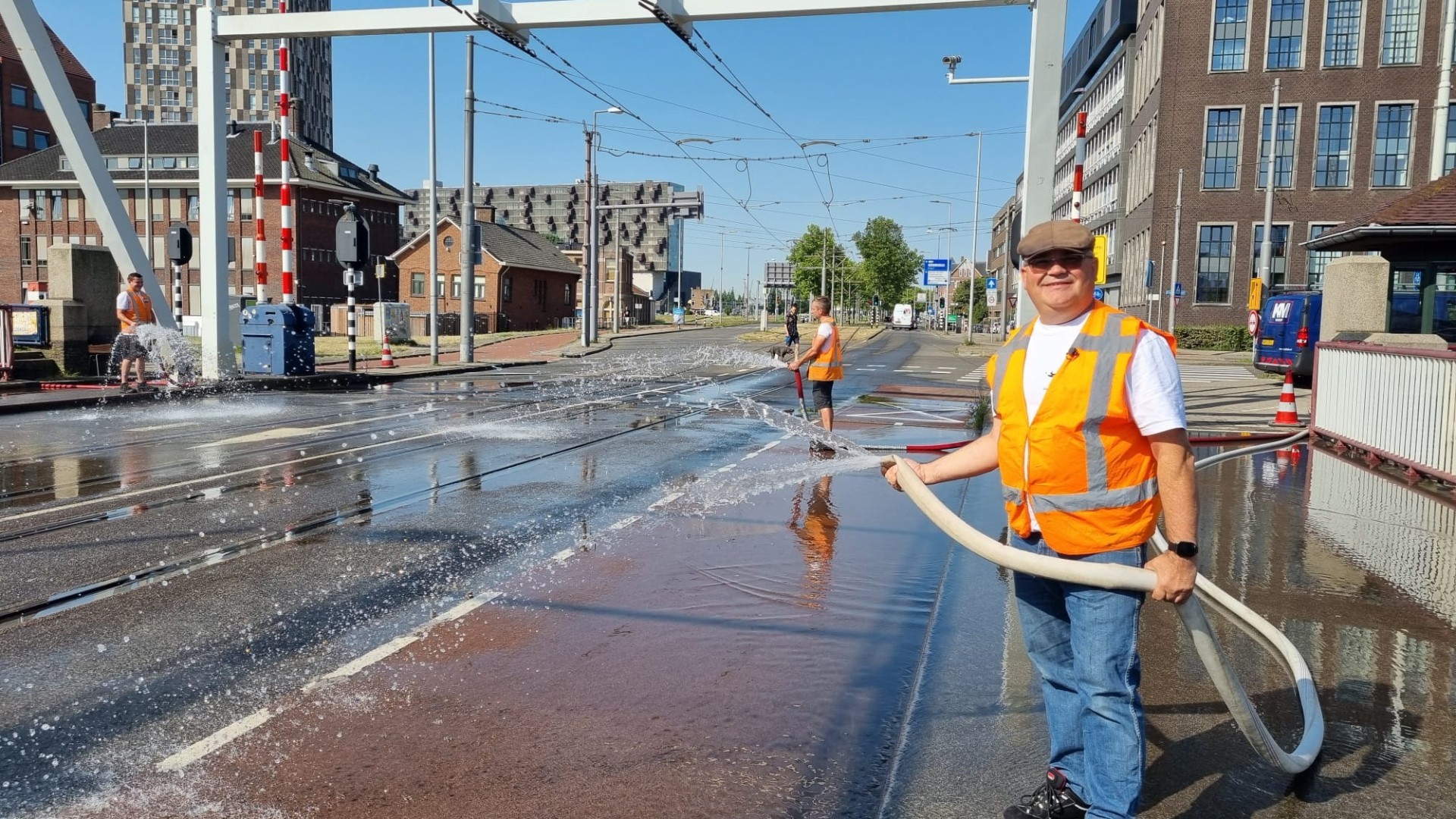 Sjors Ribeiro met de waterslang op de Rijnhavenbrug enkele jaren geleden.
