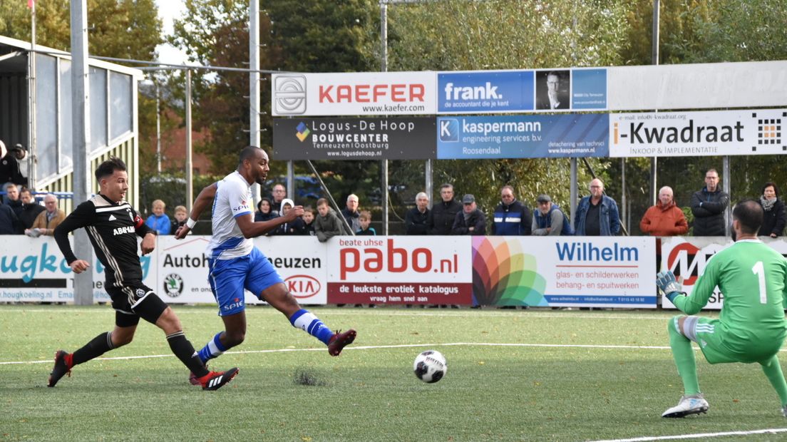 Kyle Doesburg schiet de 1-2 binnen achter Ajax-keeper Veenboer