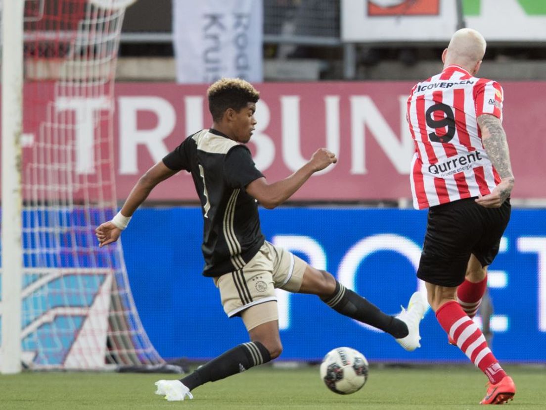 Lars Veldwijk schiet de 1-0 binnen tegen Jong Ajax. (VK Sportphoto - Ruben Zegers)