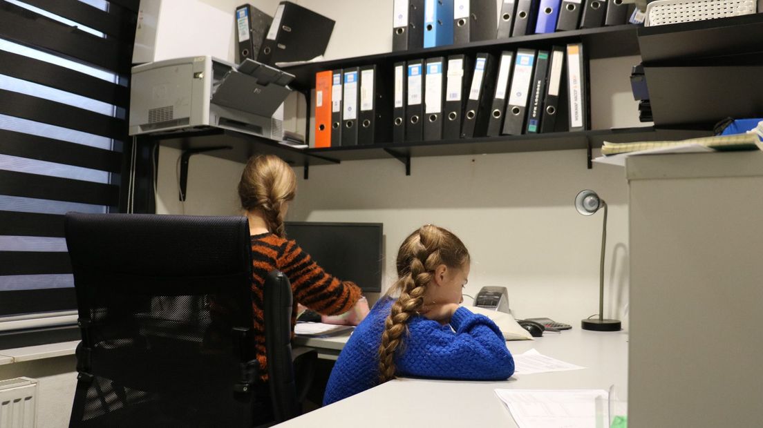 Aleksandra (links) en Kasia (rechts) krijgen les in het kantoor