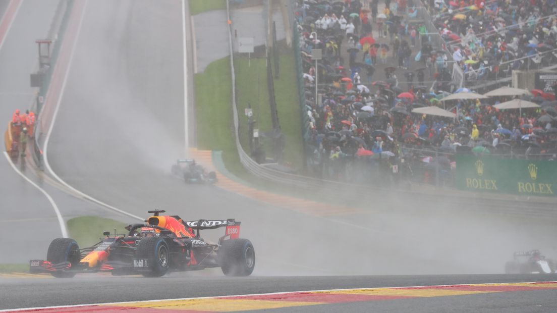 Max Verstappen rijdt over het kletsnatte circuit in België