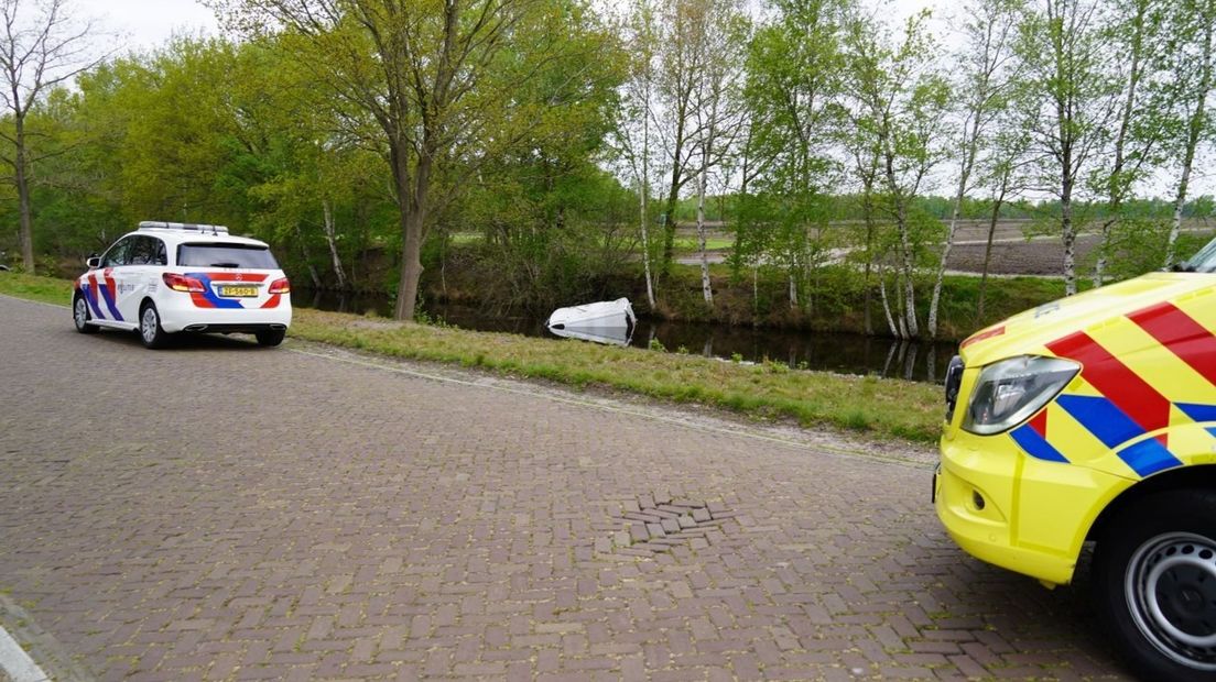 De bestuurder is door hulpdiensten uit de auto gehaald (Rechten: Van Oost Media)