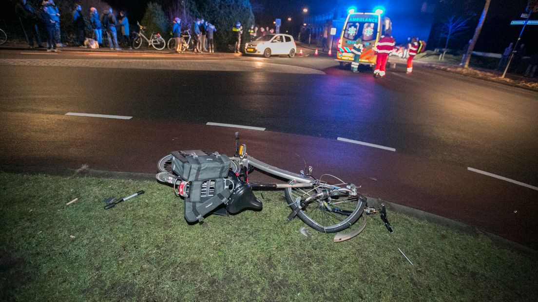 Een fietser is donderdagavond geschept door een automobilist. Het zou gaan om een man, die zwaargewond raakte bij het ongeluk.