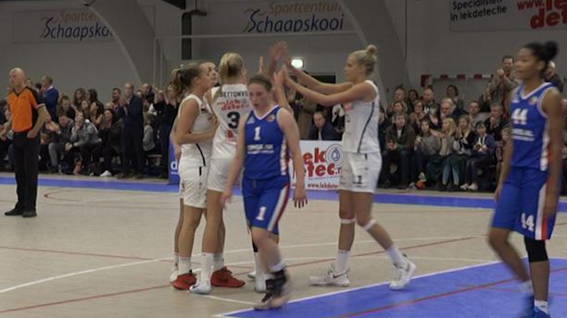 De basketbaldames van Batouwe uit Bemmel hebben zaterdagavond hun zegereeks doorgezet in de thuiswedstrijd tegen Binnenland. De nummer 2 van de eredivisie werd met 62-51 verslagen.