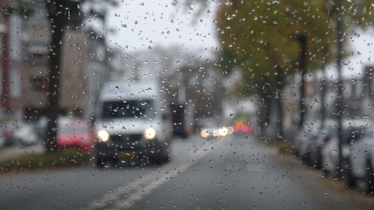 Rijkswaterstaat waarschuwt: wees alert in avondspits | Auto botst tegen een boom in Drachten
