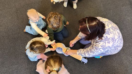 Bij muziek met peuters mogen kinderen kruipen en rennen: ‘Ze moeten vrij zijn in hun eigen ontwikkeling’