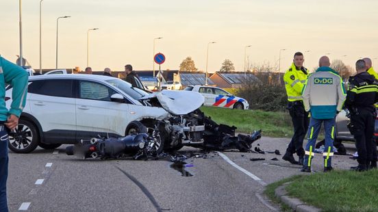 Motorrijder gereanimeerd na ernstig ongeluk. Motorrijder gereanimeerd na ernstig ongeluk.