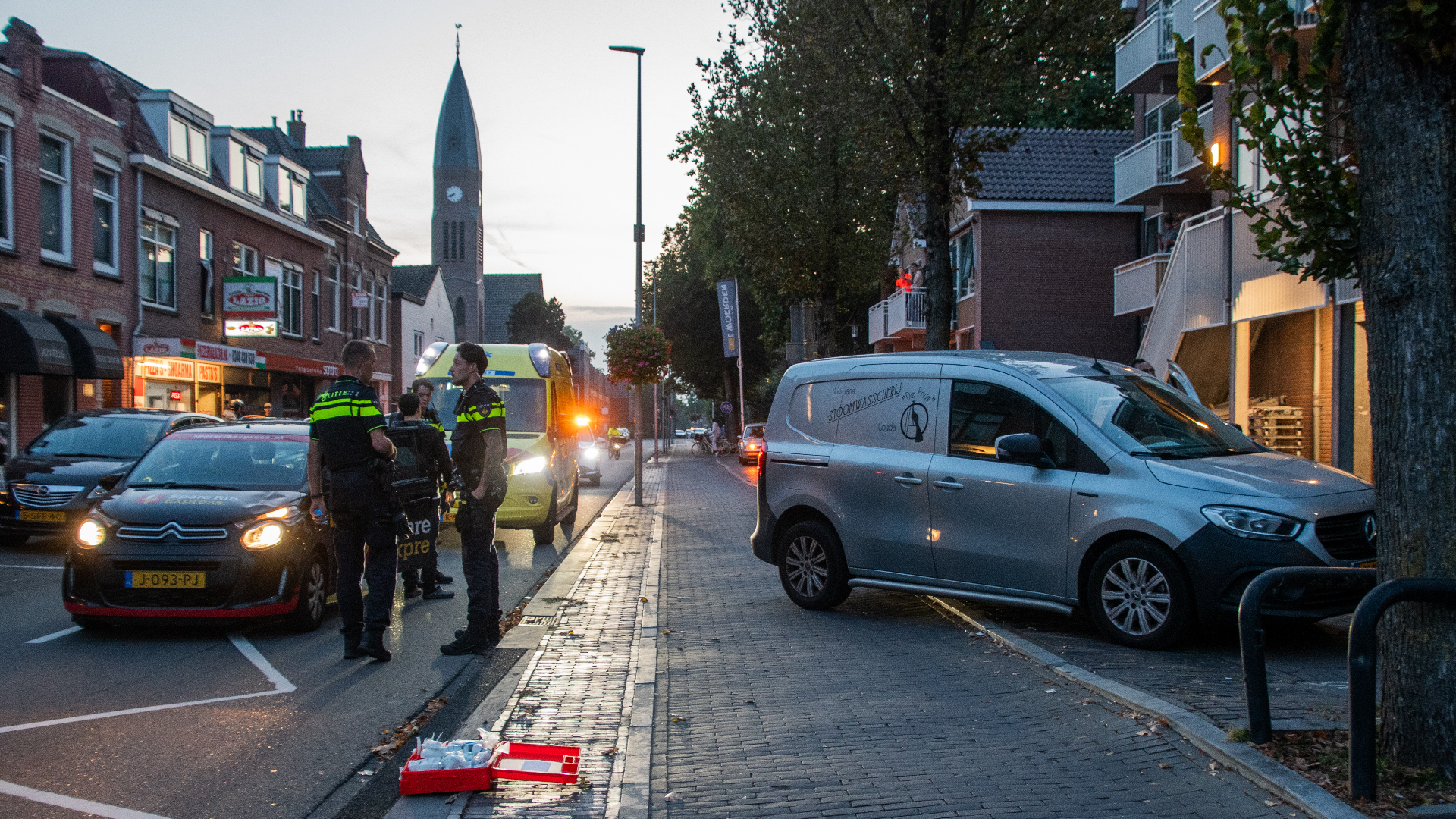Spareribsbezorger en stomerijmedewerker betrokken bij aanrijding