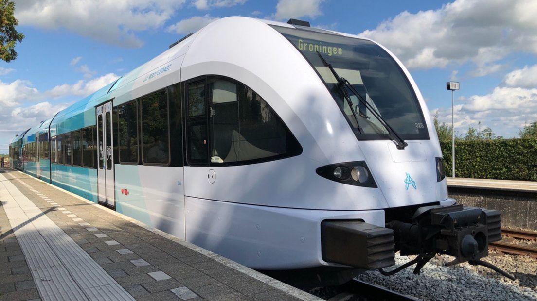 Een Arriva-trein op het station van Sauwerd