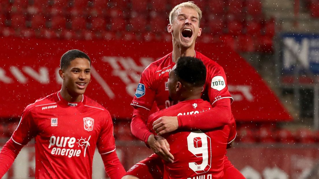 FC Twente viert feest na een treffer tegen PEC Zwolle