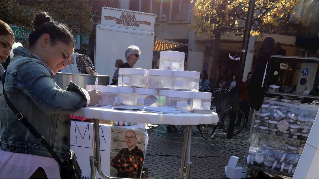 Almelose Minimapartij haalt handtekeningen op in stadscentrum