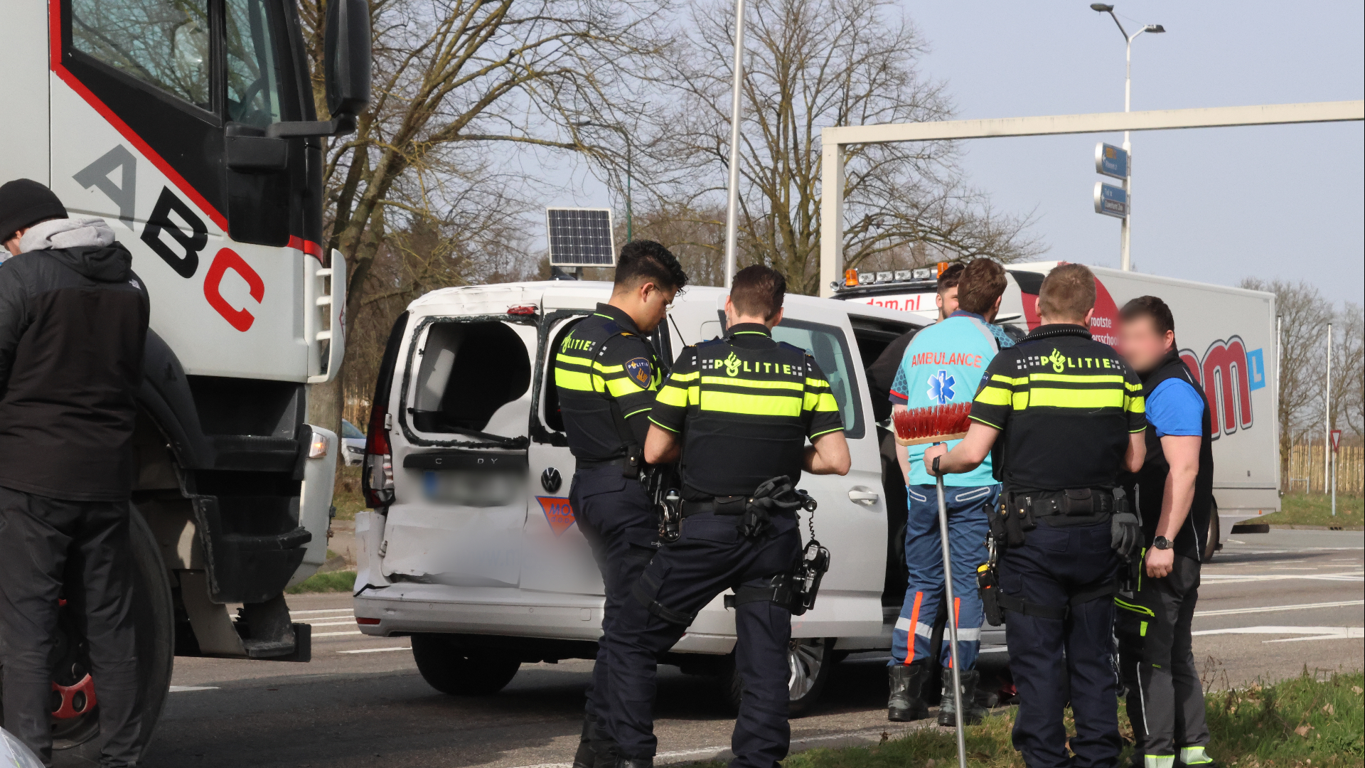 Ongeluk tussen betonmixer en auto