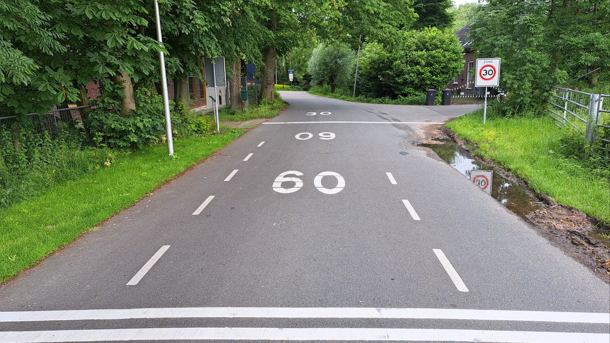 Opmerkelijk: 60 km/u over stuk weg van 10 meter, daarna weer terug naar 30