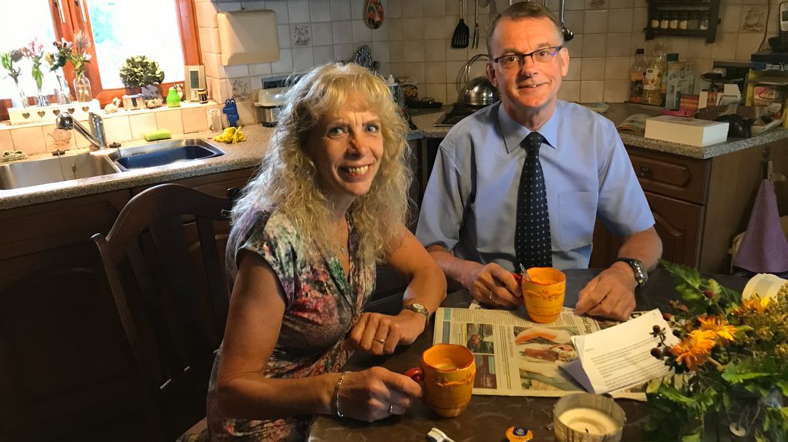 Jan Nieboer met zijn vrouw Marianne aan de keukentafel
(Rechten: Steven Stegen / RTV Drenthe)