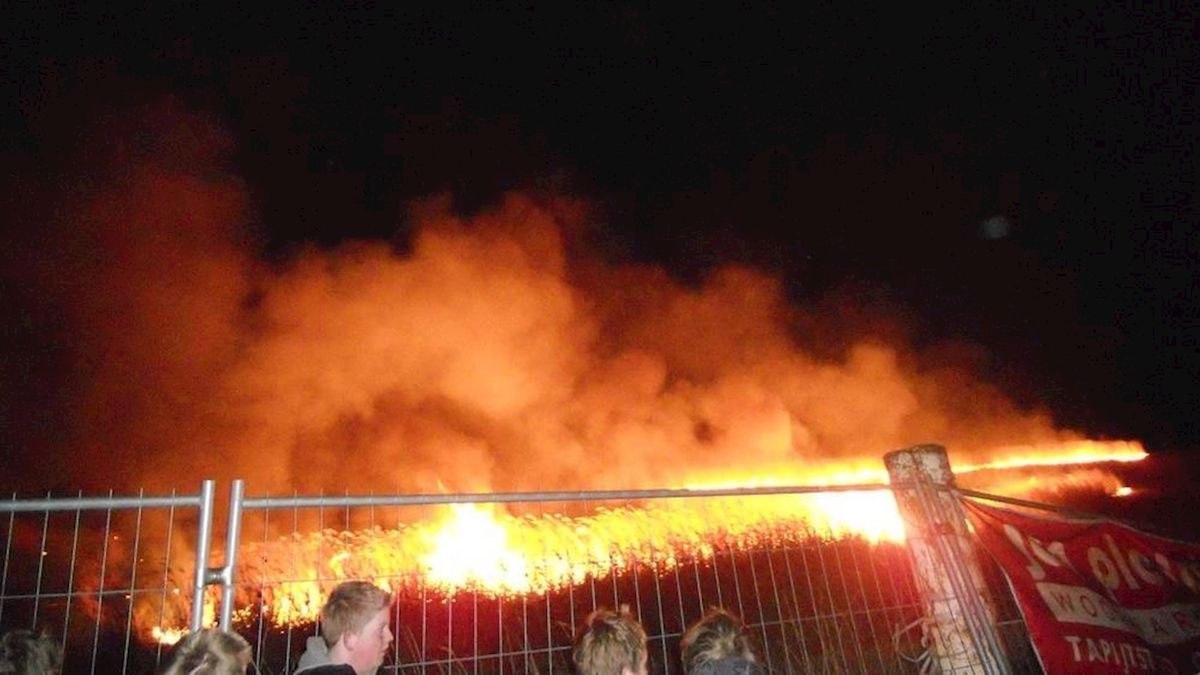 Brandweer blust rietbrand in Grafhorst