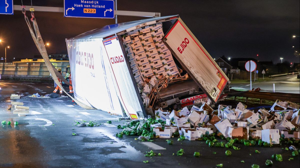 Overal groene paprika's: vrachtwagen kantelt in Maasdijk