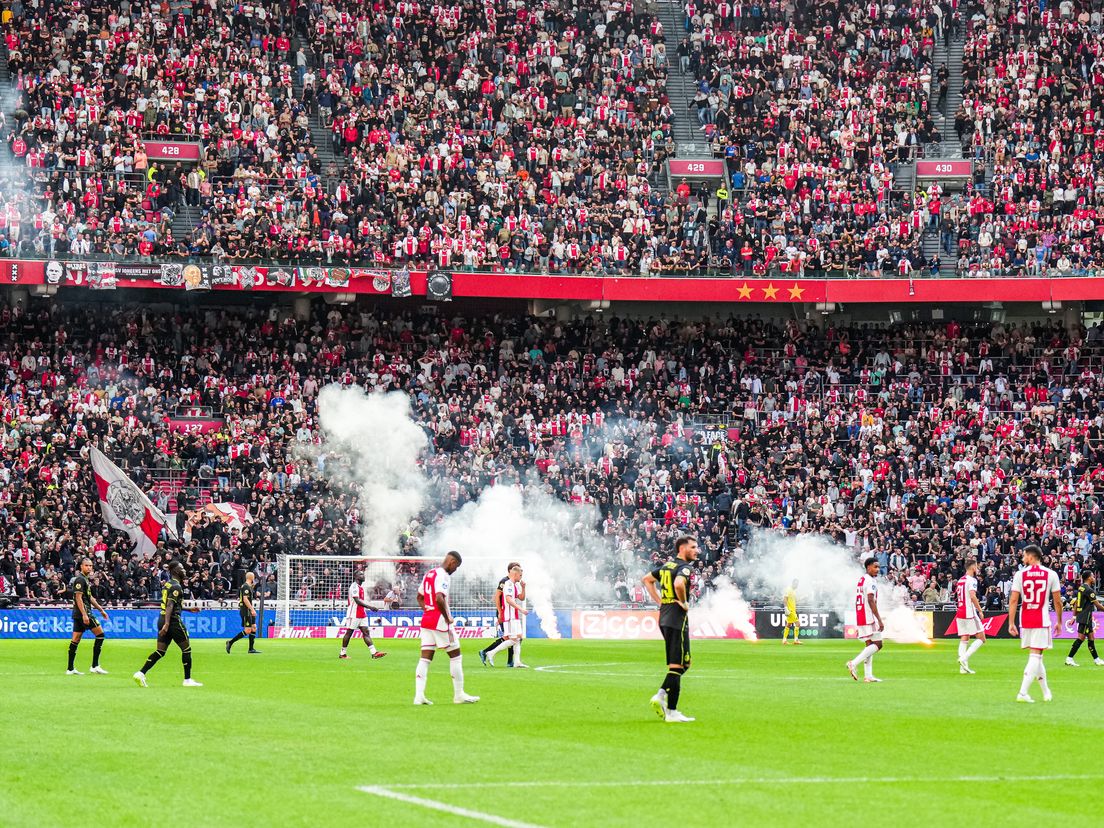 Ajax en Feyenoord druipen in de eerste helft af nadat er vuurwerk op het veld is beland