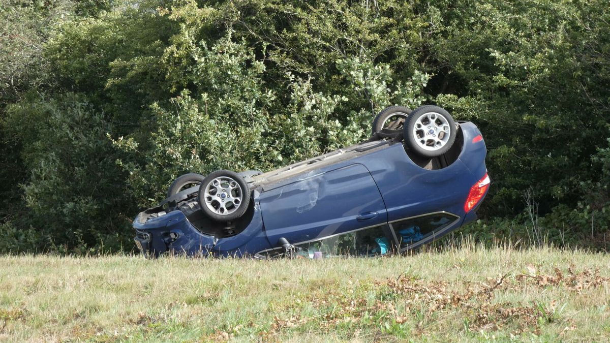 Auto op de kop bij oprit N381 naar A28 Beilen