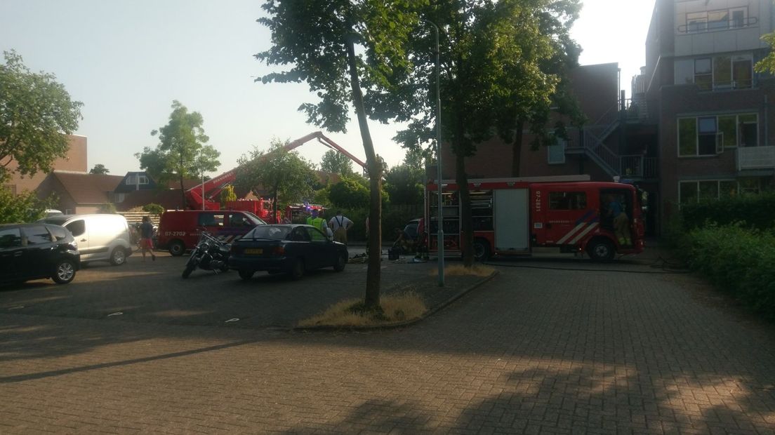 Bij een brand op de derde verdieping van een flat aan de Groevenbeek in Ede is een gewonde gevallen. Twee woningen raakten beschadigd door het vuur.