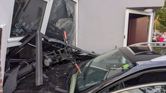 Enorme ravage: auto rijdt woning binnen