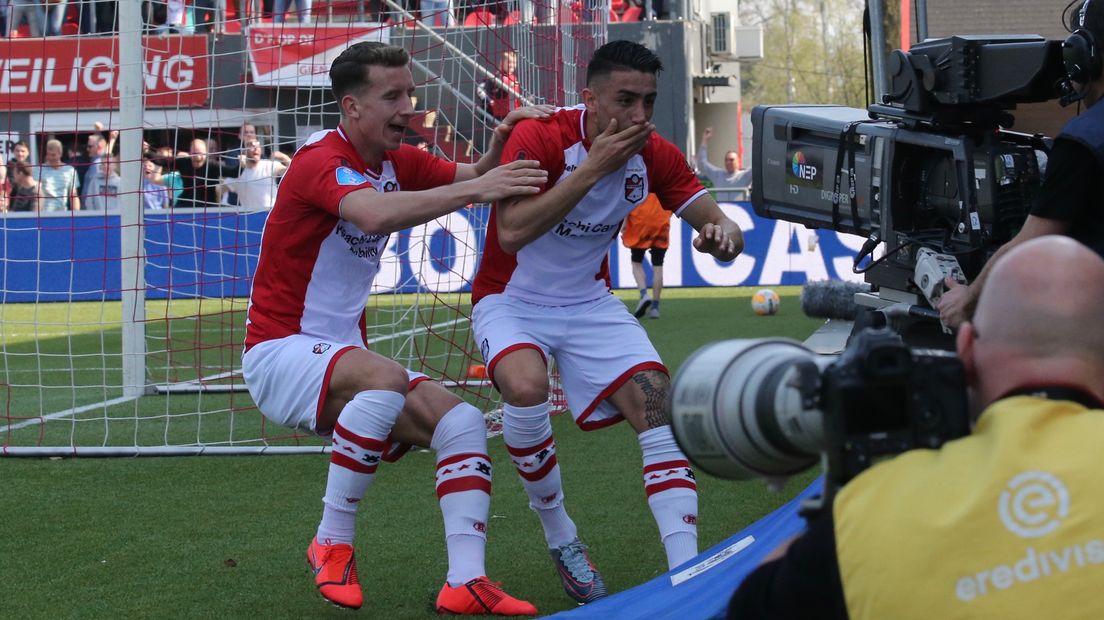 Cavlan en Bijl vieren de 1-0 tegen SC Heerenveen