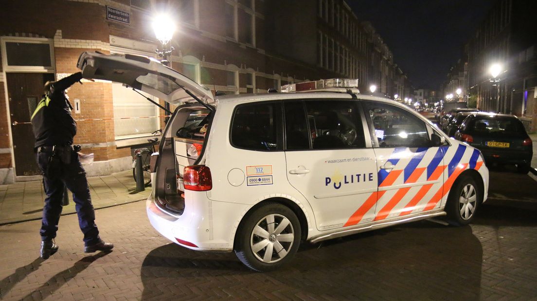 Politie in Noorderbeekdwarsstraat in Den Haag