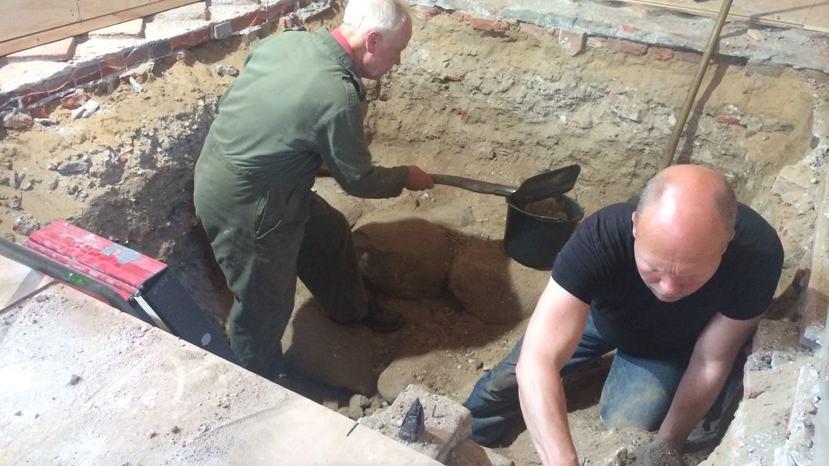 Middeleeuwse trap blootgelegd tijdens opgraving in Magnuskerk Anloo