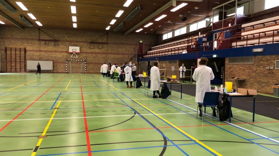 Sporthal De Spont is ingericht als grieppriklocatie