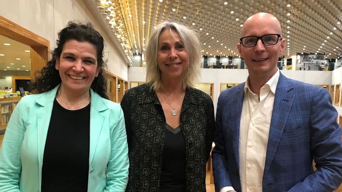 Micheline Paffen (CDA), debatleider Conny van den Bor en Maarten Flikkema (VVD)