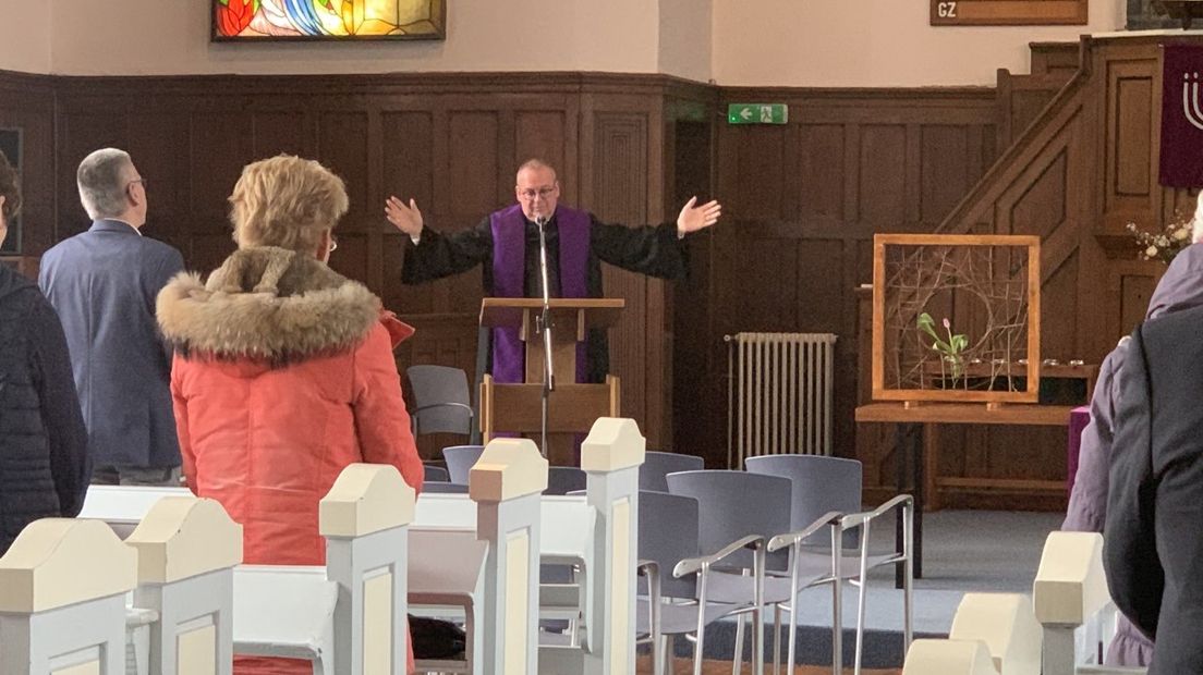 Predikant Arie van der Maas roept op om niet meer te zingen in de kerk