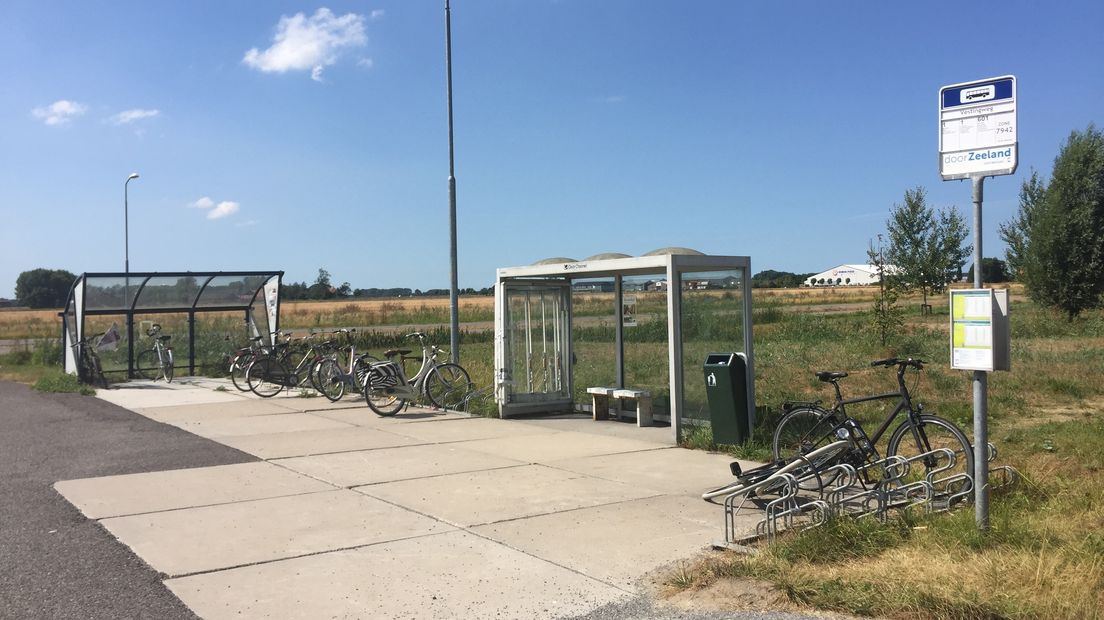 Bushalte IJzendijke buiten het dorp.