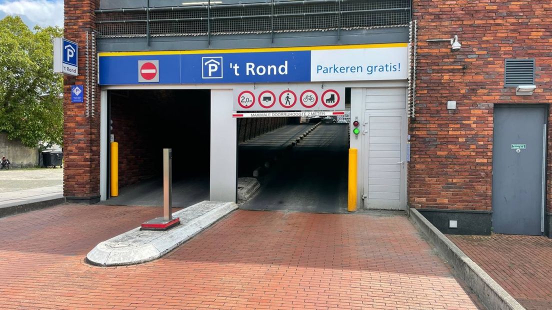 De ingang van de parkeergarage