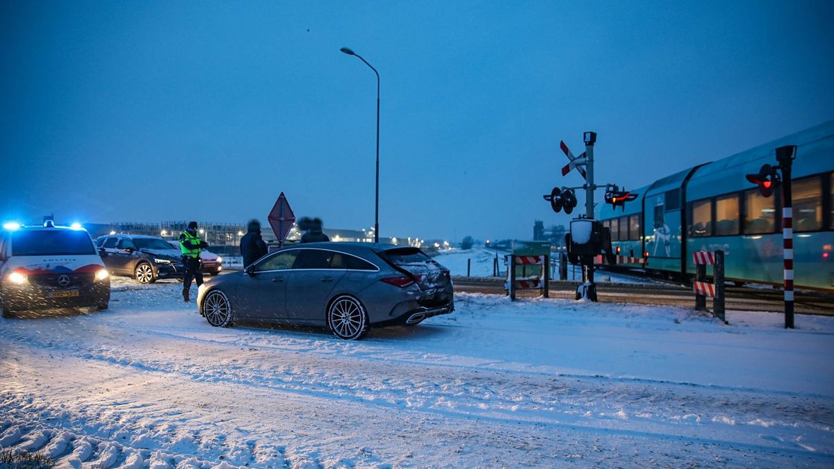 112-nieuws: Botsing vlak voor spoorwegovergang in Winschoten • Auto belandt in water bij Veendam