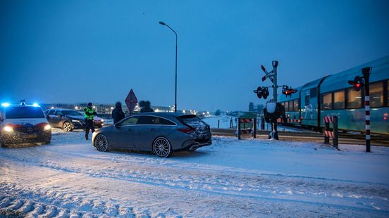 Botsing vlak voor spoorwegovergang in Winschoten • Auto belandt in water bij Veendam. Botsing vlak voor spoorwegovergang in Winschoten • Auto belandt in water bij Veendam.