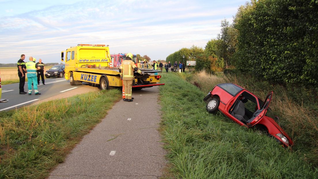 Door de klap is de voorste auto de sloot in geslingerd