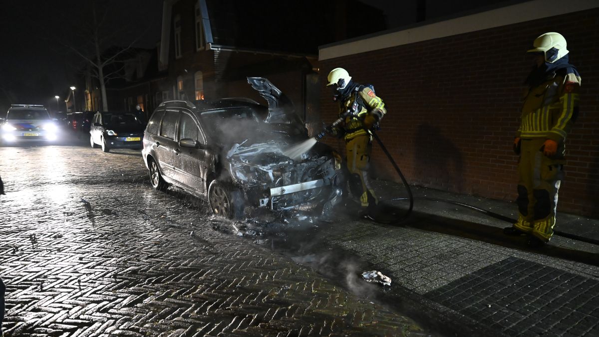 112 Nieuws: Auto brandt uit in Almelo | Blussen op afstand