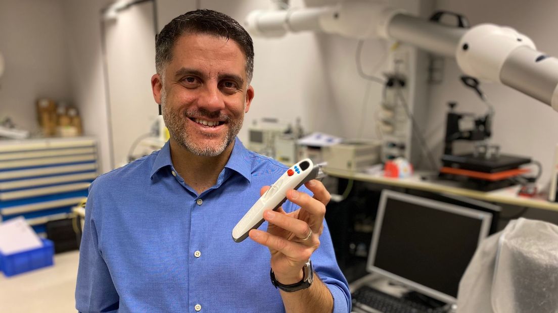 dr. ir. David Fernandez Rivas met een prototype van de injector zonder naald