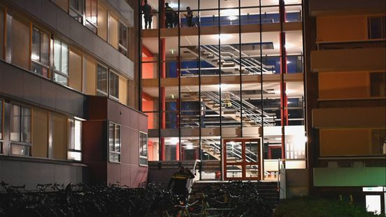 Persoon vast in lift studentencomplex