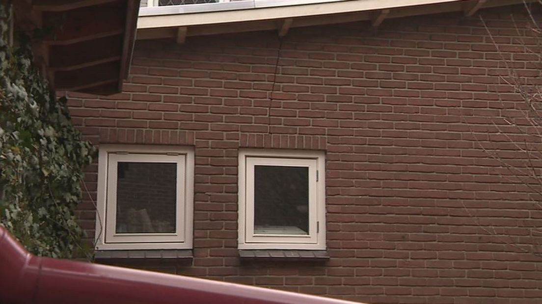 Bewoners van de Schout bij Nacht Doormansingel in Doesburg maken zich grote zorgen over scheuren die ontstaan zijn in hun huizen. Volgens de buurt komt dit door de nieuwbouw van Huize St. Elisabeth.