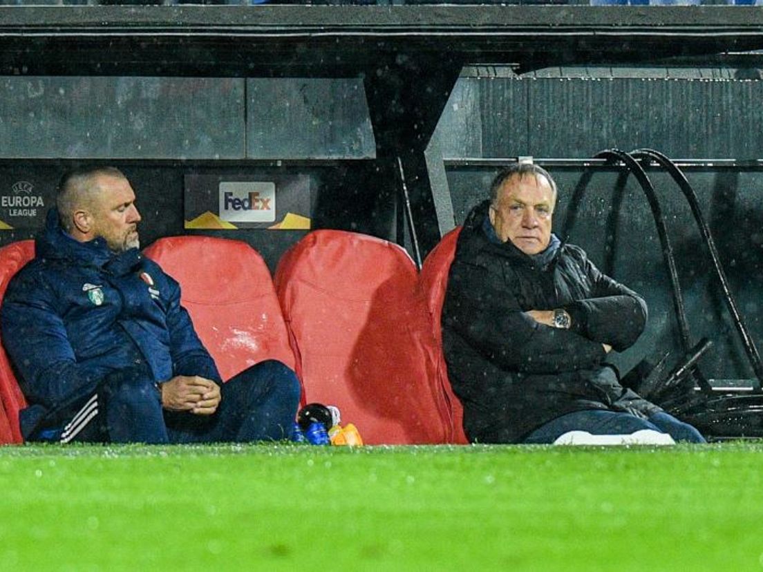 Dick Advocaat op de bank, tijdens Feyenoord-Wolfsberger AC (1-4). (VK Sportphoto - Yannick Verhoeven)