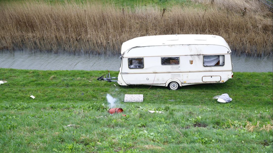 Wind blaast caravan van de weg op N50 bij Kampen